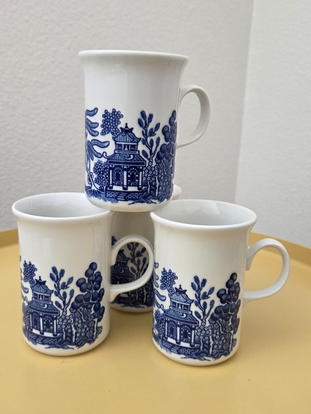 Set of 4 Blue Willow Tea Cups Coffee Mugs Made in England - MINT